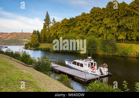 Bateaux amarrés jusqu'au Loch Ness sur une soirée d'été à Fort Augustus, Ecosse Banque D'Images