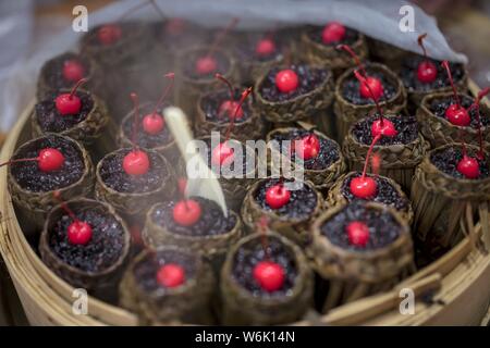 Les plats sont préparés pour un long banquet pour célébrer la fête du printemps à venir ou le Nouvel An Chinois (année du Chien) dans la vieille ville de Zhongshan Banque D'Images