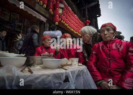 Les plats sont préparés pour un long banquet pour célébrer la fête du printemps à venir ou le Nouvel An Chinois (année du Chien) dans la vieille ville de Zhongshan Banque D'Images