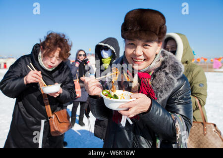 Les touristes profiter d'un hot pot géant au cours de la première Glace et neige Potée Festival à Hohhot city, Chine du nord, région autonome de Mongolie intérieure, le 7 février Banque D'Images