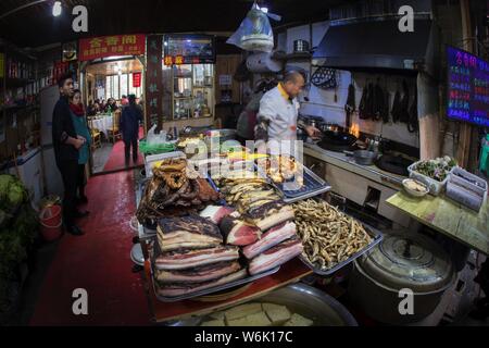 Les plats sont préparés pour un long banquet pour célébrer la fête du printemps à venir ou le Nouvel An Chinois (année du Chien) dans la vieille ville de Zhongshan Banque D'Images