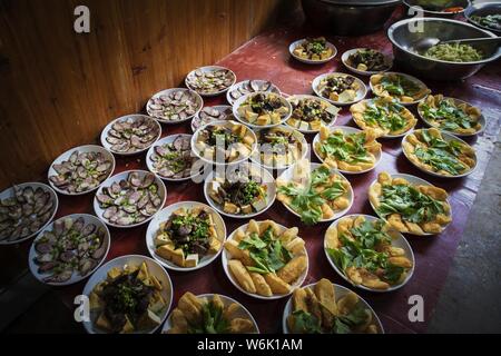 Les plats sont préparés pour un long banquet pour célébrer la fête du printemps à venir ou le Nouvel An Chinois (année du Chien) dans la vieille ville de Zhongshan Banque D'Images