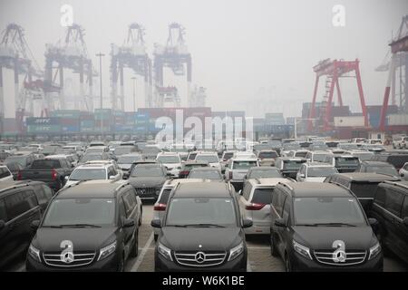 --FILE--les voitures importées sont stationnés au port de Qingdao en Qingdao city, province de Shandong en Chine orientale, le 16 février 2017. La Chine a importé plus de voitures Banque D'Images