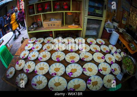 Les plats sont préparés pour un long banquet pour célébrer la fête du printemps à venir ou le Nouvel An Chinois (année du Chien) dans la vieille ville de Zhongshan Banque D'Images