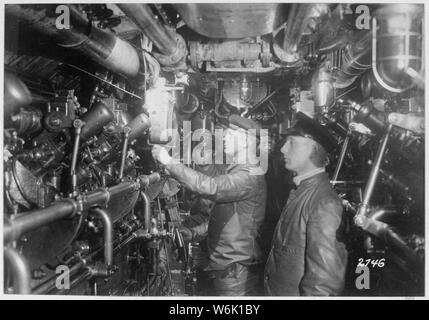 Photographie de la salle des machines d'un sous-marin allemand Oil-Burning Banque D'Images