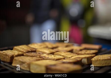 Les plats sont préparés pour un long banquet pour célébrer la fête du printemps à venir ou le Nouvel An Chinois (année du Chien) dans la vieille ville de Zhongshan Banque D'Images