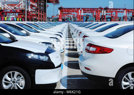 --FILE--les voitures importées sont stationnés au port de Qingdao en Qingdao city, province de Shandong en Chine de l'Est, 8 septembre 2015. La Chine a importé plus de voitures Banque D'Images