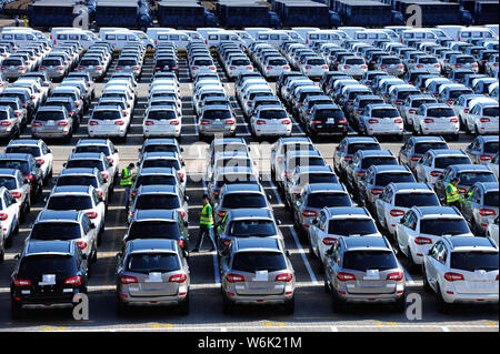 --FILE--les voitures importées sont stationnés au port de Qingdao en Qingdao city, province de Shandong en Chine de l'Est, 8 septembre 2015. La Chine a importé plus de voitures Banque D'Images