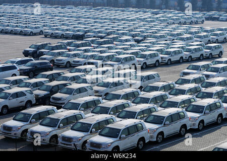 --FILE--les voitures importées sont stationnés au port de Qingdao en Qingdao city, province de Shandong en Chine orientale, le 13 janvier 2016. La Chine a importé plus de voitures i Banque D'Images