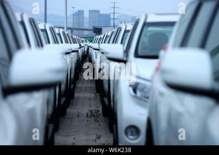 --FILE--les voitures importées sont stationnés au port de Qingdao en Qingdao city, province de Shandong en Chine orientale, le 28 mai 2016. La Chine a importé plus de voitures en 20 Banque D'Images