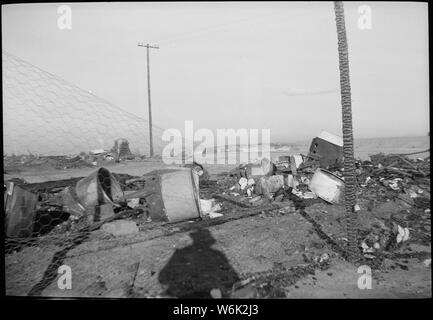 Poston, Arizona. 46 machines à laver électriques ont été détruits en une nuit de Noël 1943 blaze dans Blo . . . ; Portée et contenu : la légende complète pour cette photographie se lit comme suit : Poston, Arizona. 46 machines à laver électriques ont été détruits en une nuit de Noël 1943 blaze dans le bloc 202, Poston Groupe II. Deux mangls, 21 poêles à gaz, 8 réfrigérateurs électriques et également une cuisinière électrique ont été détruits. Les bâtiments ont servi d'entrepôts pour les évacués et le personnel de ménage. Banque D'Images