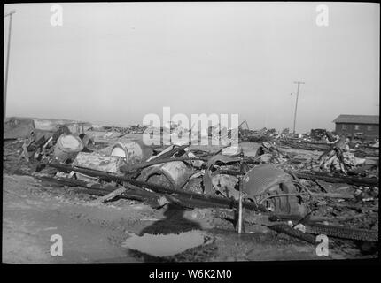 Poston, Arizona. 46 machines à laver électriques ont été détruits en une nuit de Noël 1943 blaze dans blo . . . ; Portée et contenu : la légende complète pour cette photographie se lit comme suit : Poston, Arizona. 46 machines à laver électriques ont été détruits en une nuit de Noël 1943 blaze dans le bloc 202, Poston Groupe II. Deux mangles, 21 poêles à gaz, 8 réfrigérateurs électriques et également une cuisinière électrique ont été détruits. Les bâtiments ont servi d'entrepôts pour les évacués et ménage personnels. Banque D'Images