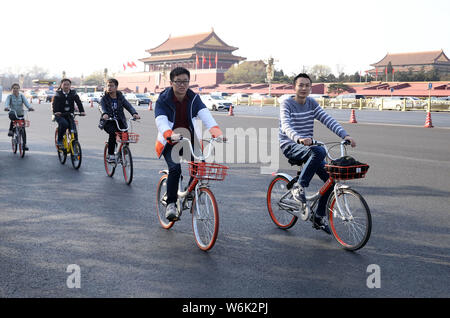 --FILE--cyclistes la bicyclette de vélo-partage des services chinois et Mobike Ofo sur l'Avenue Chang'an à Beijing, Chine, 10 mars 2017. L'utilisateur de vélo partagé Banque D'Images