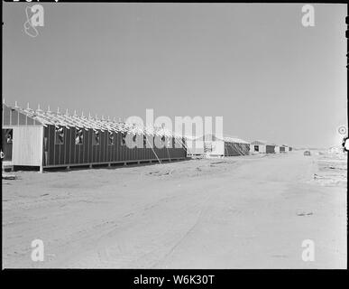 Poston, Arizona. Caserne dans Site 3 sont presque terminé à cette guerre Autorité Réinstallation centre . . . ; Portée et contenu : la légende complète pour cette photographie se lit comme suit : Poston, Arizona. Caserne dans Site 3 sont presque terminé à cette réinstallation de la guerre centre de compétence pour les sinistrés d'origine japonaise. Banque D'Images