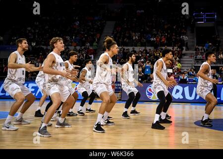 Les joueurs de Nouvelle-zélande effectuer kiwi haka dance pour égayer dans leur groupe un troisième match contre la Chine lors de la Coupe du Monde de Basketball FIBA 2019 Banque D'Images