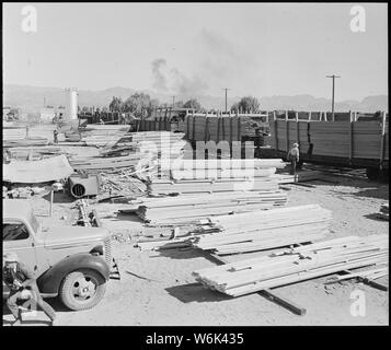 Poston, Arizona. Chargement de bois à utiliser dans la construction de casernes pour les évacués d'un japonais . . . ; Portée et contenu : la légende complète pour cette photographie se lit comme suit : Poston, Arizona. Chargement de bois à utiliser dans la construction de casernes pour les évacués d'origine japonaise au Colorado River War Relocation Authority centre. Banque D'Images