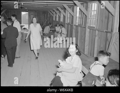 Poston, Arizona. Examens médicaux préliminaires sont faits à l'arrivée des évacués d'origine japonaise. Banque D'Images