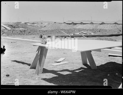 Poston, Arizona. Celotex sciage pour la construction de casernes pour les évacués d'origine japonaise . . . ; Portée et contenu : la légende complète pour cette photographie se lit comme suit : Poston, Arizona. Celotex sciage pour la construction de casernes pour les évacués d'origine japonaise à cette guerre Autorité Réinstallation centre. Banque D'Images