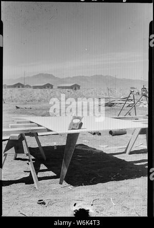 Poston, Arizona. Sciage à façon celotex qui est utilisé dans la construction de casernes pour les évacués à cette . . . ; Portée et contenu : la légende complète pour cette photographie se lit comme suit : Poston, Arizona. Sciage à façon celotex qui est utilisé dans la construction de casernes pour les évacués à cette guerre Autorité Réinstallation centre. Banque D'Images