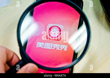 --FILE--un utilisateur de téléphone mobile chinois utilise l'édition et le partage de photos sur son smartphone app Meitu dans la ville de Guangzhou, province du Guangdong en Chine du Sud, 15 Banque D'Images