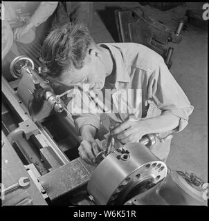 Poston, Arizona. Taketora Yamamoto, évacué de Winslow, Arizona, est montré ici à l'œuvre dans le mac . . . ; Portée et contenu : la légende complète pour cette photographie se lit comme suit : Poston, Arizona. Taketora Yamamoto, évacué de Winslow, Arizona, est montré ici au travail à l'atelier ici. Taketora a travaillé dans l'atelier de construction de la Santa Fe Rail Road pendant 27 ans comme mécanicien et d'un tour opérateur à Winslow. Banque D'Images