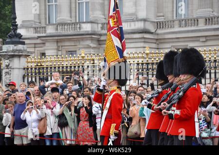 --FILE--chinois et touristes étrangers assister à la relève des gardes au palais de Buckingham à Londres, Royaume-Uni, 12 juillet 2015. Le nombre de touristes chinois à B Banque D'Images