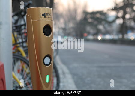 Un péage électronique pile pour le système de frais de parking est installé sur l'accotement à Beijing, Chine, 6 février 2018. Plan de Beijing Banque D'Images