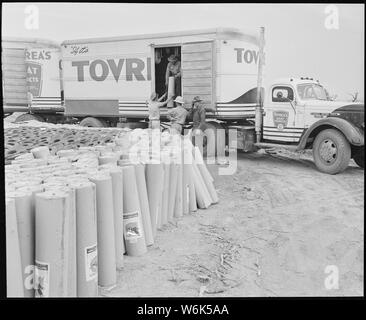 Poston, Arizona. Couverture de papier à utiliser dans la construction de casernes au Colorado . . . ; Portée et contenu : la légende complète pour cette photographie se lit comme suit : Poston, Arizona. Couverture de papier à utiliser dans la construction de casernes au Colorado River War Relocation centre de compétence pour les sinistrés d'origine japonaise. Banque D'Images