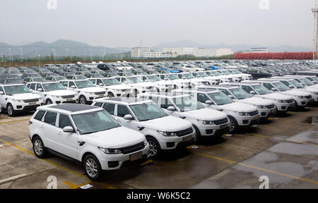 --FILE--les voitures importées sont stationnés dans le port de Shanghai à Ningbo City, Zhejiang Province de Chine orientale, le 21 avril 2017. La Chine a importé plus de voitures en 20 Banque D'Images