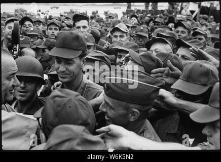 Le Président Lyndon B. Johnson salue des troupes américaines au Vietnam, 1966., 1961 - 1974 ; notes générales : utiliser la guerre et les conflits Numéro 394 lors de la commande d'une reproduction ou demande d'informations sur cette image. Banque D'Images
