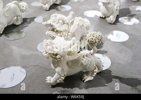 21 statues en porcelaine blanche avec la forme d'un qilin, hooved mythique créature chimérique, sont exposées lors d'une exposition à Shanghai, Chine Banque D'Images