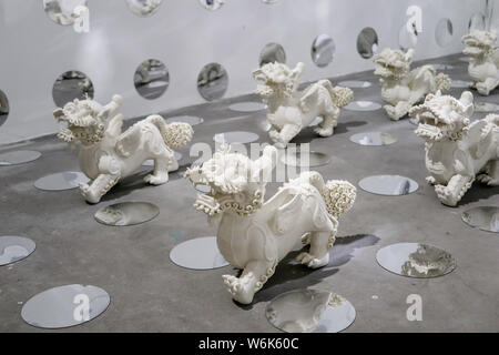 21 statues en porcelaine blanche avec la forme d'un qilin, hooved mythique créature chimérique, sont exposées lors d'une exposition à Shanghai, Chine Banque D'Images