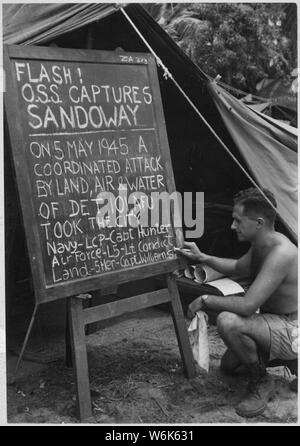 Le soldat de première classe Edeleanu imprime news bulletin de renseignements de l'extérieur du conseil bulletin tente d'Kyaukpyu camp la veille du Bureau des Services stratégiques (OSS), l'AFU, départ via convoi pour Rangoon. 101 l'île de Ramree, détachement, la Birmanie, le 6 mai 1945. ; notes générales : utilisation de la guerre et des conflits Nombre 1161 lors de la commande d'une reproduction ou demande d'informations sur cette image. Banque D'Images