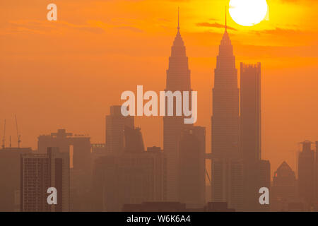 Nuageux coucher du soleil sur le centre-ville de Kuala Lumpur, Malaisie. Banque D'Images
