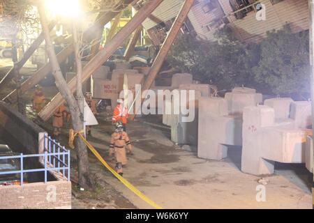 Les sauveteurs chercher des survivants et victimes dans un bâtiment résidentiel s'est effondré partiellement endommagé par le séisme de magnitude 6,5 dans la région de Hualien, Taïwan, 8 Banque D'Images