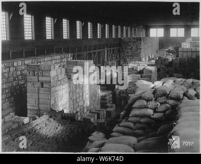 Fournitures quartier-maître dans l'entrepôt à la base, Vladivostok, en Sibérie., ca. 1918 - ca. 1919 ; notes générales : utilisation de la guerre et des conflits Nombre 359 lors de la commande d'une reproduction ou demande d'informations sur cette image. Banque D'Images