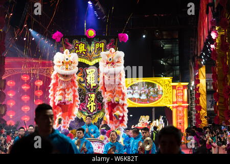 Une équipe de danse du lion prend part à un défilé pour célébrer le Nouvel An Chinois, aussi appelé Fête du Printemps, à Macao, Chine, 18 février 2018. Banque D'Images