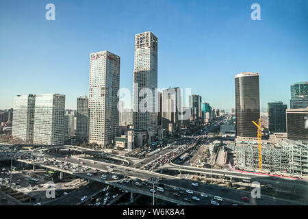 --FILE--Vue aérienne de masses des véhicules sur une autoroute surélevée dans le CBD (Central Business District), à Beijing, Chine, 18 novembre 2015. Banque D'Images