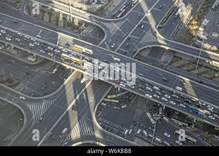 --FILE--Vue aérienne de masses des véhicules sur une autoroute surélevée dans le CBD (Central Business District), à Beijing, Chine, 18 novembre 2015. Banque D'Images