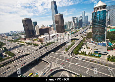 --FILE--Vue aérienne de masses des véhicules sur une autoroute surélevée dans le CBD (Central Business District), à Beijing, Chine, 28 juillet 2013. Beij Banque D'Images