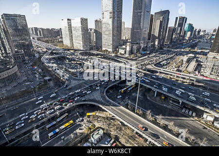 --FILE--Vue aérienne de masses des véhicules sur une autoroute surélevée dans le CBD (Central Business District), à Beijing, Chine, 18 novembre 2015. Banque D'Images