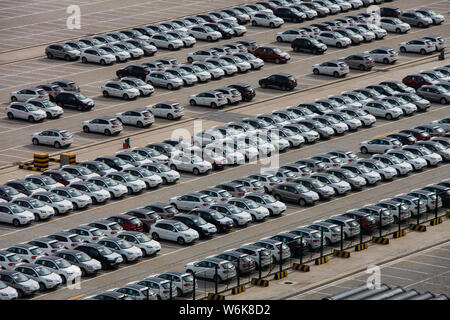 --FILE--les voitures importées sont stationnés au port de Qingdao en Qingdao city, province de Shandong en Chine orientale, le 18 mai 2016. La Chine a importé plus de voitures en 20 Banque D'Images