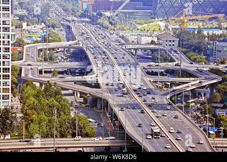 --FILE--Vue aérienne de masses des véhicules sur une autoroute surélevée dans le CBD (Central Business District), à Beijing, Chine, 28 juillet 2013. Beij Banque D'Images