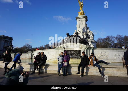 --FILE--touristes chinois visiter le palais de Buckingham à Londres, Royaume-Uni, le 26 décembre 2014. Le nombre de touristes chinois à la Grande-Bretagne en 2017 doublé que Banque D'Images