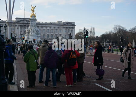 --FILE--touristes chinois visiter le palais de Buckingham à Londres, Royaume-Uni, le 26 décembre 2014. Le nombre de touristes chinois à la Grande-Bretagne en 2017 doublé que Banque D'Images