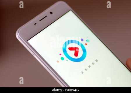 --FILE--un résident chinois local utilise l'application mobile du site de vidéo en ligne Youku.com, une filiale du géant de l'e-commerce chinois Alibaba Group, sur sa sm Banque D'Images