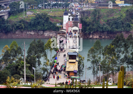 Les touristes et les résidents locaux visiter le pont de 400 mètres, avec à la fois traditionnel et des bâtiments de style occidental à Chongqing, Chine, 23 févr Banque D'Images