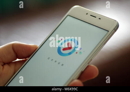 --FILE--un résident chinois local utilise l'application mobile du site de vidéo en ligne Youku.com, une filiale du géant de l'e-commerce chinois Alibaba Group, sur sa sm Banque D'Images