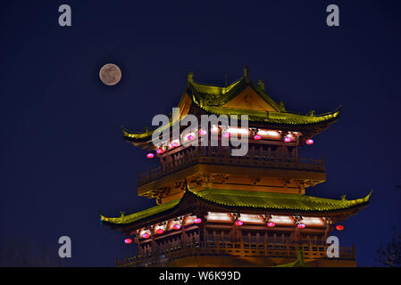 Un ancien bâtiment est considéré dans le sang "upermoon' dans Xuzhou, Jiangsu province de Chine orientale, le 31 janvier 2018. Une lune rouge la grace Banque D'Images