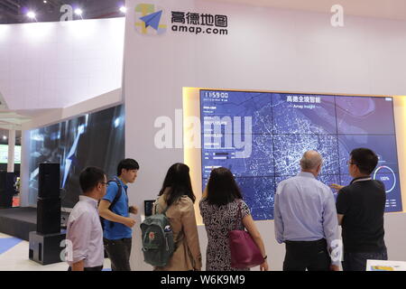 --FILE--personnes visitent le stand d'AutoNavi (amap.com), la carte chinoise et fournisseur de services de données, au cours de la 17e internationale de l'automobile à Shanghai Banque D'Images